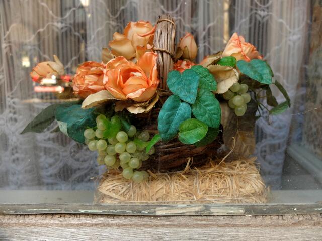 „Rosen und Weintrauben“ als Fensterzierde, warum nicht! Gesehen bei einem Rundgang durch Bad Bergzabern. | Foto: Alfred Schramm