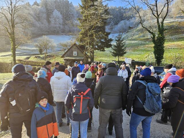 Zahlreiche Wanderfreunde nahmen wieder an der traditionellen Silvesterwanderung teil. | Foto: Tourist-Info Ottenhöfen/Melanie Steinlein