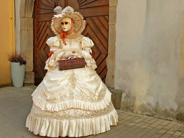 Was mag  Mademoiselle Carmen in ihrem Köfferchen haben? | Foto: Alfred Schramm