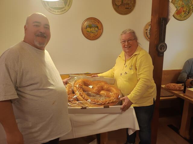 Das Ehepaar White freute sich über eine große Neujahrsbrezel.  | Foto: Schützengesellschaft Lahr