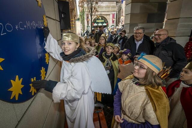 Die Sternsinger bringen den traditionellen Segensspruch 20+C+M+B+25 an. | Foto: Europa-Park