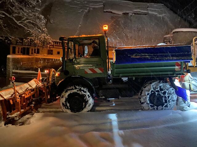 Ein Unimog, zwei Traktoren und ein Radlader sind in Mühlenbach im Winterdiensteinsatz. | Foto: Gemeinde Mühlenbach
