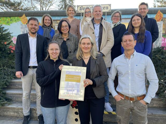 Vorne von links: L. Gewald, C. Seebeck, H. Holweg
Mitte von links: C. Müller (IHK), A. Schaub-Roll, B. Rother, T.Fischer
Hinten von links: S. Wickenbrock, C. Mand, F. Windschuh, H. Beck, J. Erler