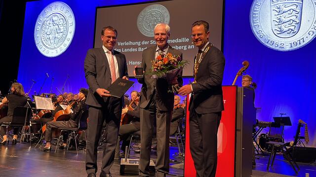 Neujahrsempfang der Stadt Offenburg: Volker Schebesta (v. l.) zeichnet Dr. Hans-Joachim Fliedner mit der Staufermedaille aus. OB Marco Steffens gratuliert. | Foto: gro