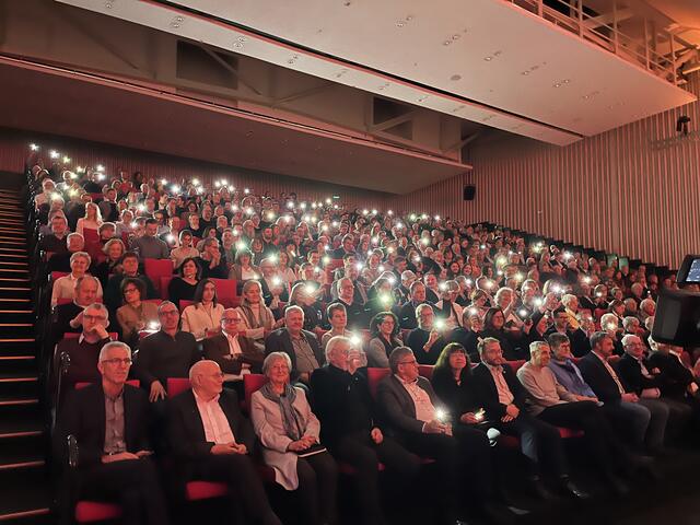 Neujahrsempfang der Stadt Offenburg: Lichtermeer mit Smartphones | Foto: gro