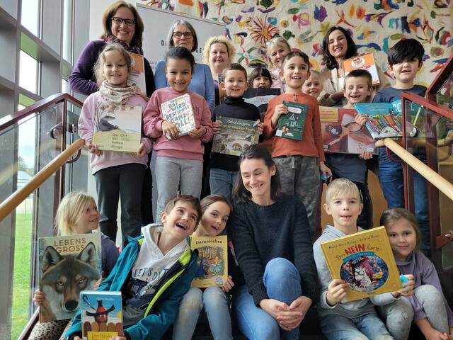 Dr. Simone Lenenbach vom Daheimburger e.V. (stehend v. l.) mit den Vorleserinnen Cornelia Dresch-Gotthardt, Alexandra Haas und Petra Reinbold sowie der Rektorin Frauke Müller von der Grundschule Niederschopfheim bei der Spendenübergabe | Foto: Lesewelt Ortenau