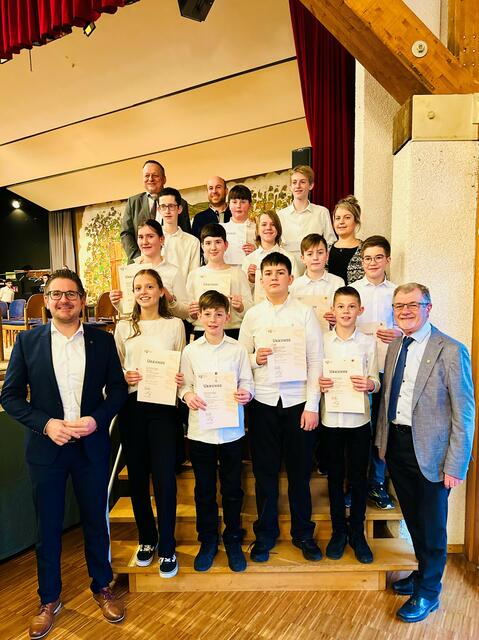 Bürgermeister Stefan Hattenbach (l.), Ehrenverbandspräsident Klaus-Peter Mungenast (r.), Verbandspräsident Klaus Sauer (h. l.), Vorstand Gabriel Wald (h. 2.v. l.), Jugendleiterin Johanna Barhofer mit den Jugendlichen Greta Maier, Jonas Hörth, Maria Bäuerle, Lea Hoffmann, Jonas Jurtzig, Jan Kulicke, Daniel Köninger, Holger Seifermann, Ainius Finkbeiner, Leon Peters, Felix Köninger, Jannes Pieper. Es fehlt Ida Ringwald | Foto: Gemeinde Kappelrodeck