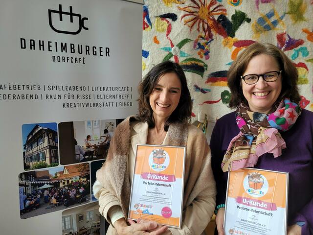 Frauke Müller und Dr. Simone Lenenbach (r.) vom Verein Daheimburger, der Vorlesestunden der Lesewelt Ortenau an der Grundschule Niederschopfheim gesponsert hat. | Foto: Lesewelt Ortenau
