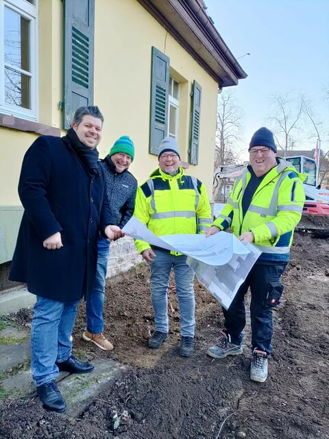 Bürgermeister Andreas König (v. l.), Ortsvorsteher Horst Zentner, Leiter Technische Dienste Johannes Albers und Norbert Horn, Geschäftsführer der beauftragten Firma Horn besuchen die Baustelle beim Rathaus in Ebersweier. | Foto: Gemeinde Durbach