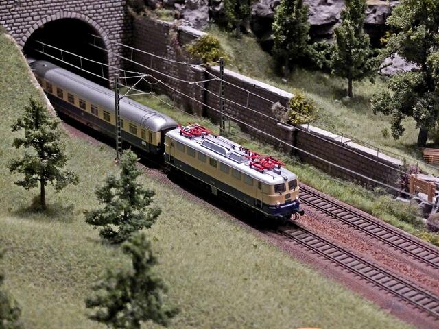 Ein Sonderzug verlässt einen der vielen Tunnel der Schwarzwald Modellbahn.Hier sieht man das Modell der Einheitselektrolokomotive Baureihe E 10. Sie wurde für die damalige Deutsche Bundesbahn gebaut und wurde im Schnellzugverkehr eingesetzt. | Foto: Alfred Schramm