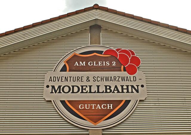 Bei dem Schild kann man die Schwarzwald Modellbahn nicht verfehlen. | Foto: Alfred Schramm