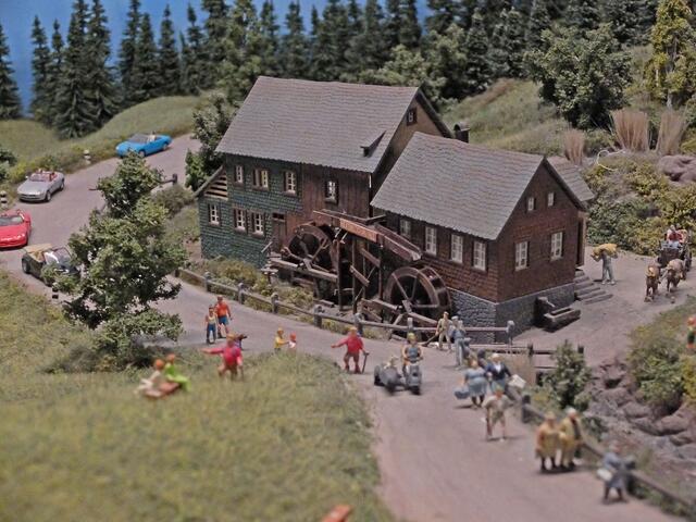 Da scheint etwas los zu sein. Reger Verkehr und viele Leute bei der Hexenloch Mühle. | Foto: Alfred Schramm