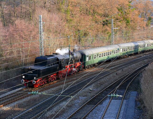 Tender voraus bei der Einfahrt in Hausach. | Foto: Alfred Schramm