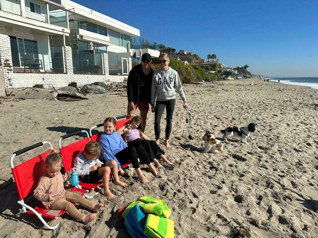 Familie Resnick am Strand in der Nähe des Pacific Coast Highways: Auch dort wurden die Häuser ein Raub der Flammen. | Foto: privat