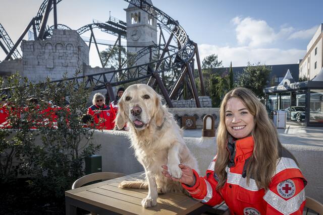 Perfekte Teamarbeit: Isabelle Adrion mit Hündin Ivera | Foto: Europa-Park