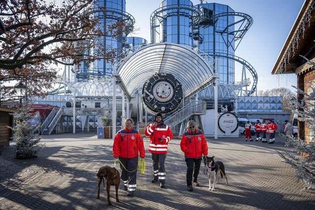 Die Teams beim gemeinsamen Übungseinsatz im Europa-Park | Foto: Europa-Park