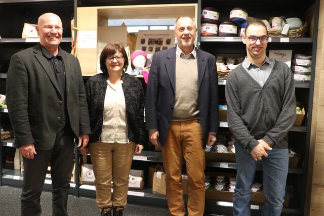 Achim Feyhl (l.), Vorstandsvorsitzender der Lebenshilfe Offenburg-Oberkirch-Lahr e.V., und Thibaud Bry (r.) nahmen dankend die Spende von Elvira Höferlin und Andreas Lingner entgegen. | Foto: Lebenshilfe Offenburg-Oberkirch-Lahr