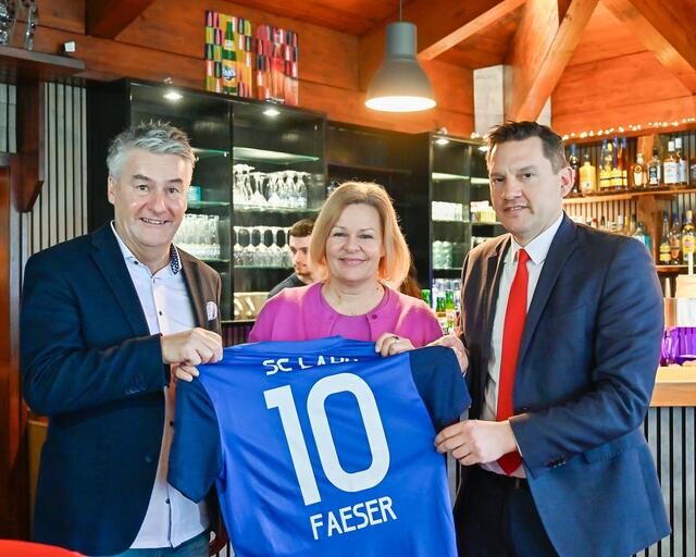 Frank Müller (v. l.) überreicht Bundesinnenministerin Nacy Faeser ein Trikot mit der Nummer 10 – der des Spielmachers. Zu dem Gespräch hatte Johannes Fechner MdB eingeladen.  | Foto: Endrik Baublies
