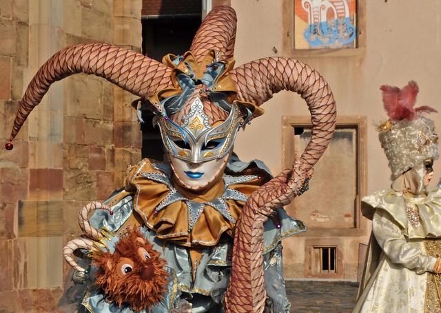 Viele schöne und fantasievolle Masken gibt es beim Rosheimer  "Carnaval Vénitien" zu bestaunen und im Bild festzuhalten. | Foto: Alfred Schramm