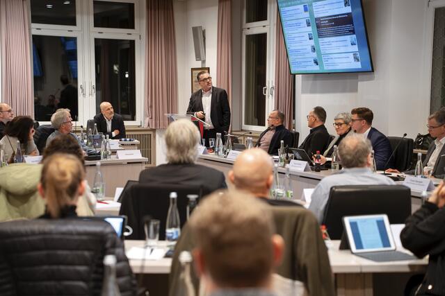 In der Gemeinderatssitzung der Stadt Oberkirch präsentierten Dr. Stefan Karrer, Vorstand Technik der Koehler-Gruppe, und Nicolas Christoph, Bereichsleiter Windkraft, Solar, Hydro & Business Development bei Koehler Renewable Energy, die Pläne zum Windenergieprojekt auf dem Bergrücken der Schwend. | Foto: Koehler-Gruppe