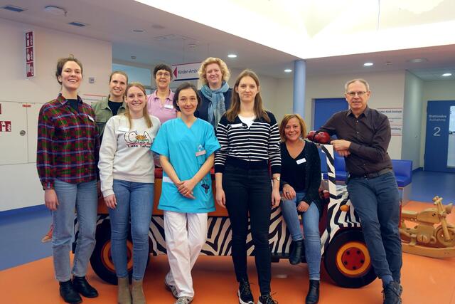 Mitarbeiterinnen aus dem Team des Sozialpädiatrischen Zentrums mit Sektionsleiterin Dr. Nicola Kuhnke (hintere Reihe rechts) und Chefarzt Professor Dr. Patrick Gerner (rechts). | Foto: Ortenau Klinikum/Christian Eggersglüß