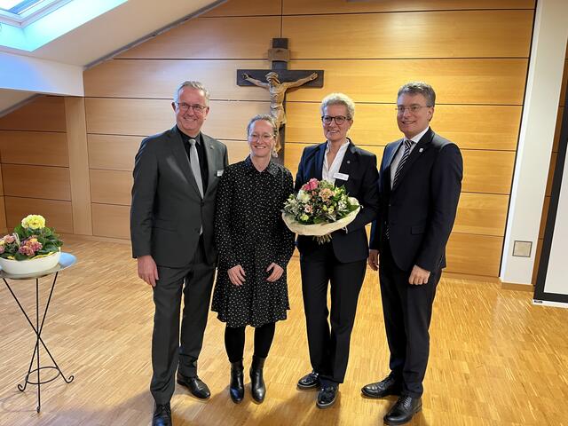 Dr. Peter Kraemer (v. l.), Medizinischer Vorstand, Kathleen Messer, Pflege-Vorständin, Claudia Bauer-Rabe, Vorstandsvorsitzende, und Landrat Thorsten Erny bei der Einführungsfeier | Foto: gro
