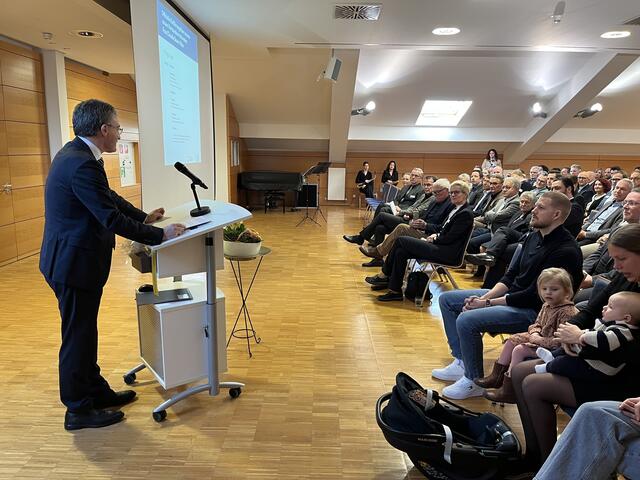 Landrat Thorsten Erny bei der Begrüßung | Foto: gro