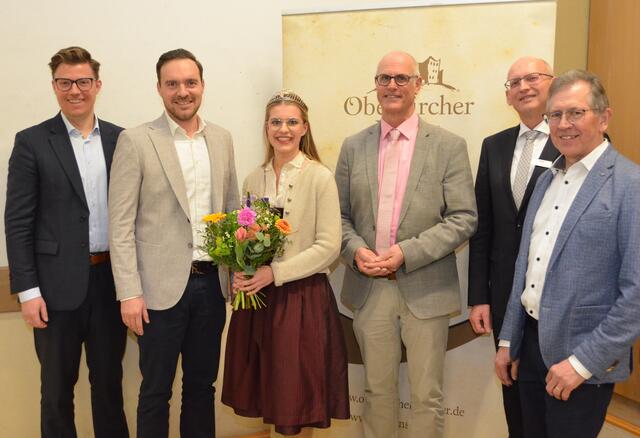 Freuen sich über ein gutes Geschäftsjahr der Oberkircher Winzer eG mit dem Winzerkeller Hex vom Dasenstein v.l. OB Gregor Bühler, Sebastian Hill, Hannah Spraul, Franz Männle, Olaf Stockmann und Herbert Vollmer. | Foto: Susanne Wagner-Köppel