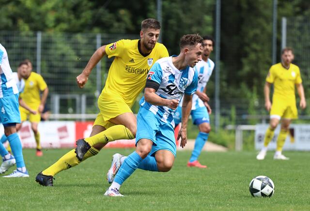 Szene aus dem letzten Heimspiel des SV Oberachern (blaues Trikot) gegen den FV Ravensburg. | Foto: Breithaupt