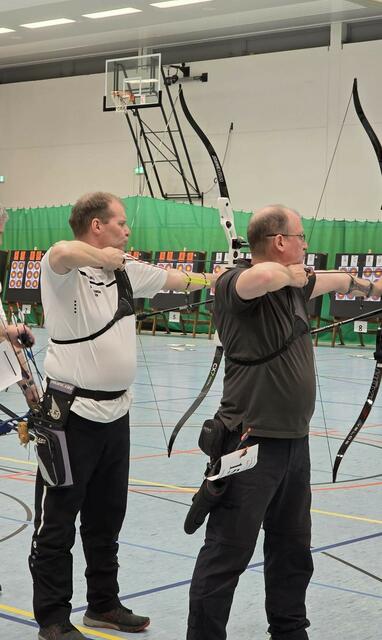 Auch als Trainer darf man mal zum Bogen greifen: Riccardo Hehr startete in der Masterklasse Recurve. | Foto: Celine Salrein