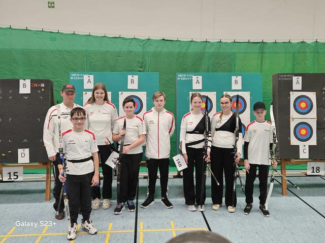 Trainer Riccardo Hehr und Co-Trainerin Sina Hehr (hinten von links) können stolz auf die erfolgreichen Nachwuchsschützen sein. von links: Pedro Brucker, Yasin Baylas, David Huber, Stella Müller, Jette-Sofie Künstle und Noah Müller. | Foto: Udo Müller