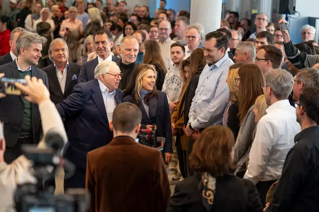Bad in der Menge für den Jubilar | Foto: René Reiche für Hubert Burda Media