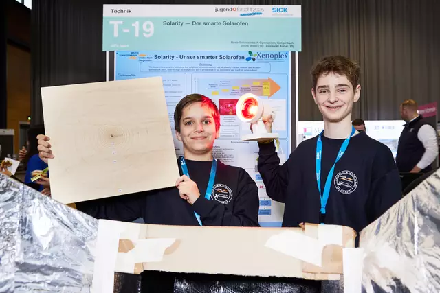 Jonas Moser und Alexander Kurun, Marta-Schanzenbach-Gymnasium Gengenbach, sind auf dem zweiten Platz im Bereich Technik Jugend forscht junior. | Foto: Stiftung "Jugend forscht"