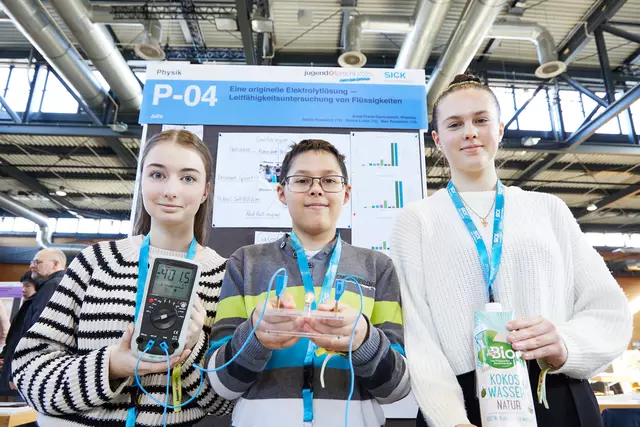 Selina Rosewich, Max Rosewich und Hanna Lutze vom Anne-Frank-Gymnasium Rheinau gewinnen den dritten Platz im Bereich Physik. | Foto: Stiftung "Jugend forscht"