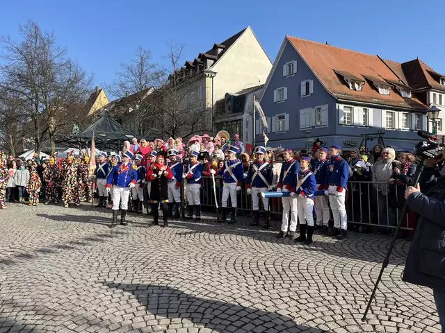 Die Ranzengarde der Althistorischen Narrenzunft rüstet sich für den Sturm aufs Rathaus. | Foto: gro