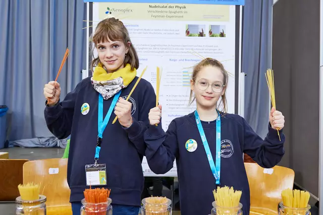 Lotta Coan, Marta-Schanzenbach-Gymnasium Gengenbach, und Jara Schultheiß, Oken-Gymnasium Offenburg, belegen den dritten Platz im Bereich Physik Jugend forscht junior. | Foto: Stiftung "Jugend forscht"