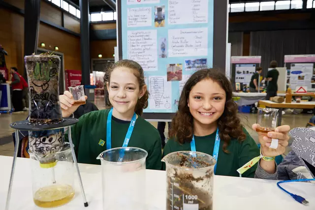 Johanna Kiefer und Maren Jenet vom Schiller-Gymnasium Offenburg belegen den zweiten Platz im Bereich Geo- und Raum | Foto: Stiftung "Jugend forscht"