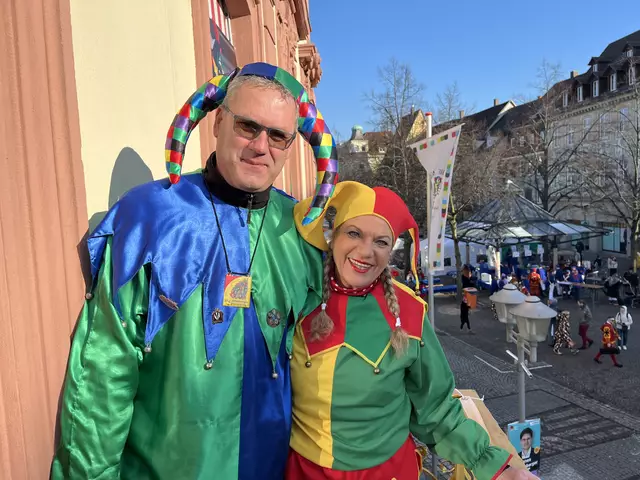 Rainer Oehler und Silvia Boschert feierten als Moderatoren des Offenburger Narrentags Premiere. | Foto: gro
