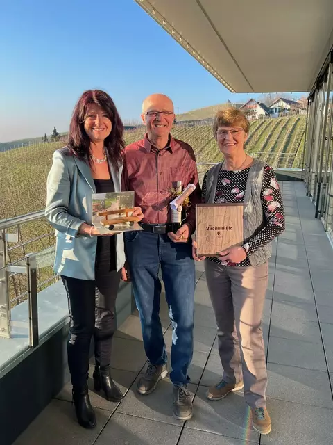 Von links nach rechts: Bürgermeisterin Sonja Schuchter, Alois Huber, Renate Huber 
 | Foto: Bianca Rößner