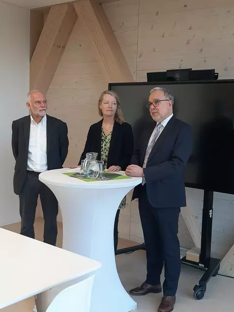 Pressegespräch im Anschluss an die Ratssitzung: Nationalparkleiter Dr. Wolfgang Schlund, Umweltministerin Thekla Walker und Ratsvorsitzender Dr. Klaus Michael Rückert (v.l.) | Foto: Anne Kobarg/Nationalpark Schwarzwald