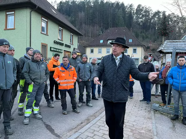 Bürgermeister Siegfried Eckert bedankt sich bei den Handwerkern | Foto: Glaser