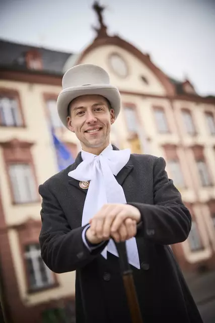 Als Andres nimmt Peter Fischer in der fünften Jahreszeit das Offenburger Stadtgeschehen unter die Lupe. Seit 2011 verkörpert er die Figur der Althistorischen Narrenzunft. Privat ist der Sozialpädagoge politisch engagiert und ein leidenschaftlicher Hobbykoch.  | Foto: Michael Bode