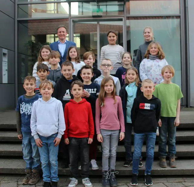 Die Kinder der vierten Klasse der Grundschule Freistett besuchten Bürgermeister Oliver Rastetter (hinten links) im Rathaus. | Foto: Stadt Rheinau