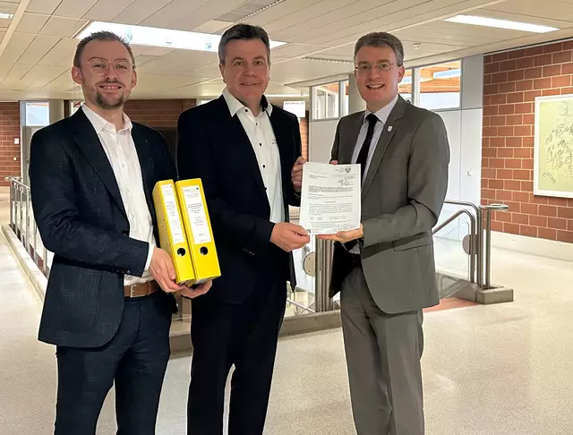 Von links: Lukas Schuwald (Geschäftsführender Gesellschafter Ökostromgruppe Freiburg), Hans-Peter Fischer (Geschäftsführender Gesellschafter fischer group) und Landrat Thorsten Erny
 | Foto: Florian Würth/LRA Ortenaukreis