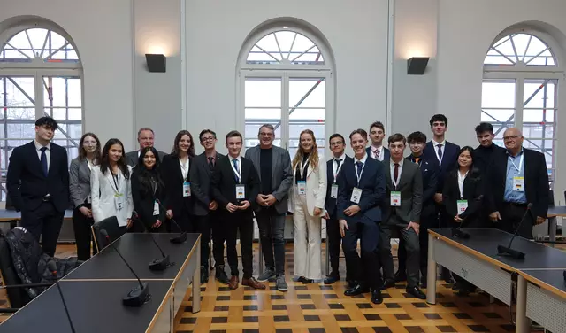 Jugendliche einer Delegation des Jugend Modell-Europa-Parlaments mit OB Wolfram Britz im Bürgersaal des Rathauses | Foto: Stadt Kehl