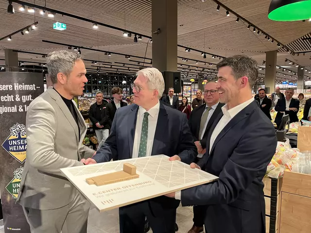 Thomas Braun (l.) und Volker Göhr (r.) vom Architekturbüro Müller und Partner überreichen ein Geschenk an Uwe Kohler. | Foto: gro