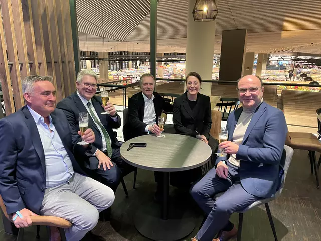 Mario Vogt (v. l.), Uwe Kohler, Markus Dreher mit Ehefrau und Manfred Spinner | Foto: gro