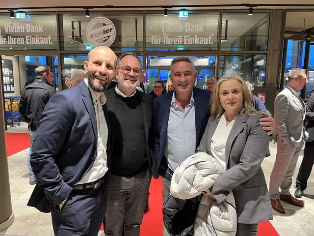 Silvio Bernadowitz (v. l.), Christian Kaufeisen (Stadtanzeiger Verlag) mit Mario Vogt mit Ehefrau | Foto: gro