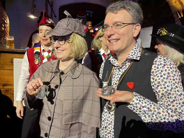 Orden für Landrat Thorsten Erny und Burda-Vorstand Katharina Herrmann | Foto: gro