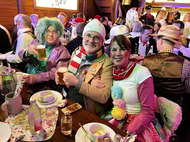 Matthias Drescher (v. l.), Stadtanzeiger Verlag-Geschäftsführer Christian Kaufeisen mit Ehefrau Melanie | Foto: gro